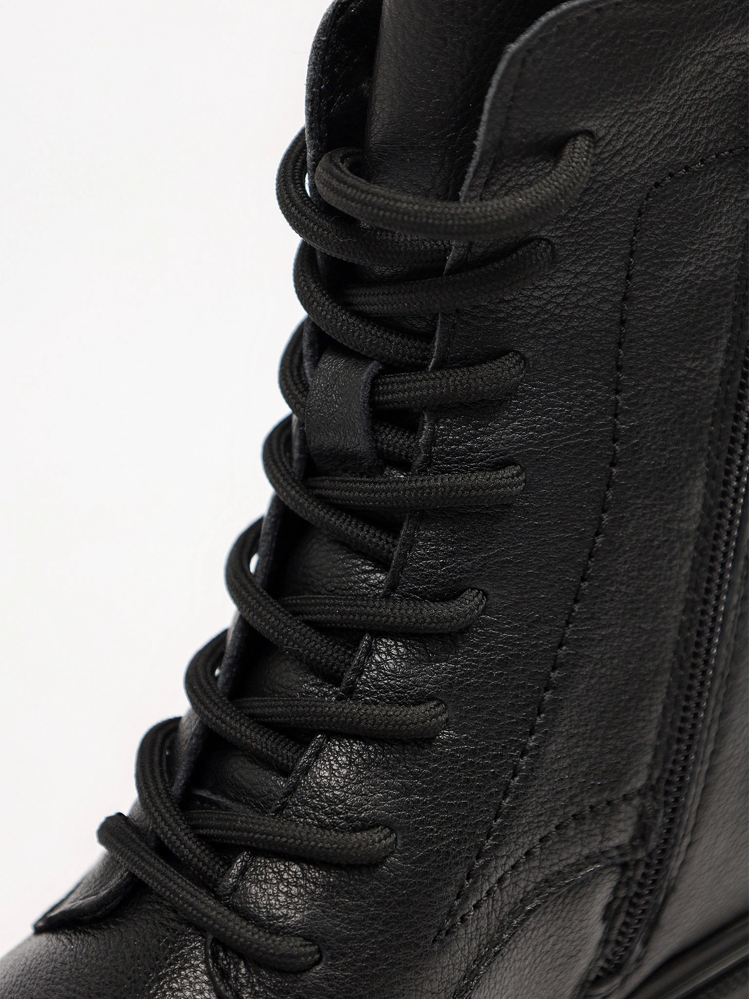 Ботинки-дерби черного цвета на рельефной подошве